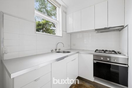 ONE-BEDROOM APARTMENT IN THE HEART OF ELWOOD! - Photo 2