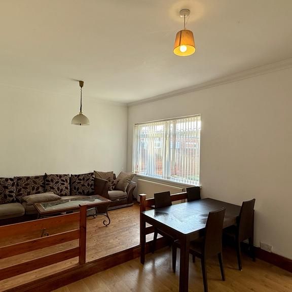 4 bedroom end of terrace house to rent - Photo 1