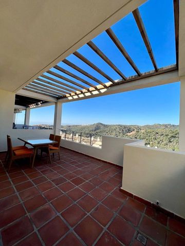 2 bedroom luxury penthouse for rent in Estepona, Andalusia - Photo 2