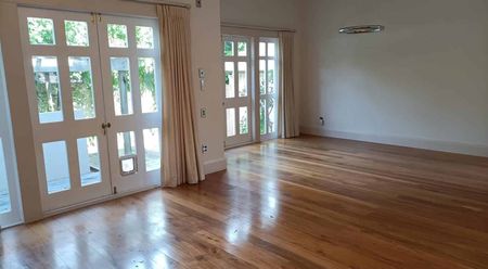 THURSDAY- Phone for the viewing time - Photo 4