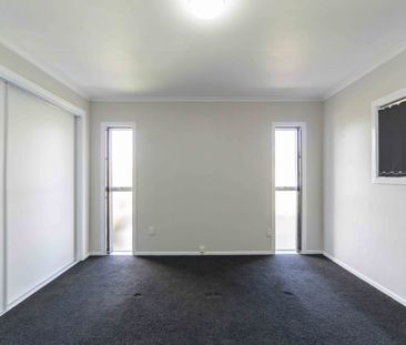 Beautifully Presented Home in Chartwell - Photo 4