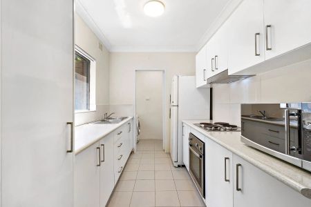 2 BEDROOM GEM IN THE HEART OF PARRAMATTA! GREAT VALUE! - Photo 3