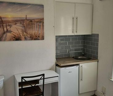 1 bedroom in a house share to rent - Photo 3