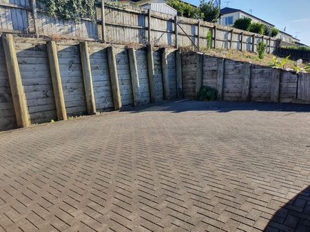 Manukau Heights - 4 brm, 2 bathroom - Photo 3