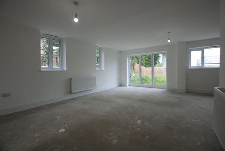 Safety Bay Close, Kent, London - Photo 2