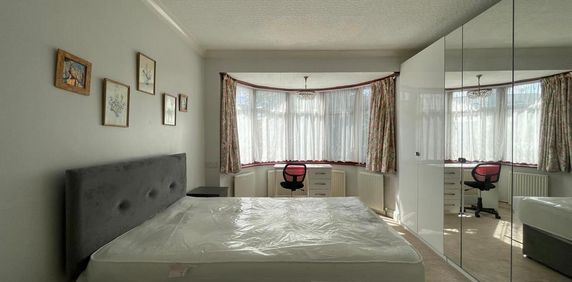 1 bedroom in a house share to rent - Photo 2