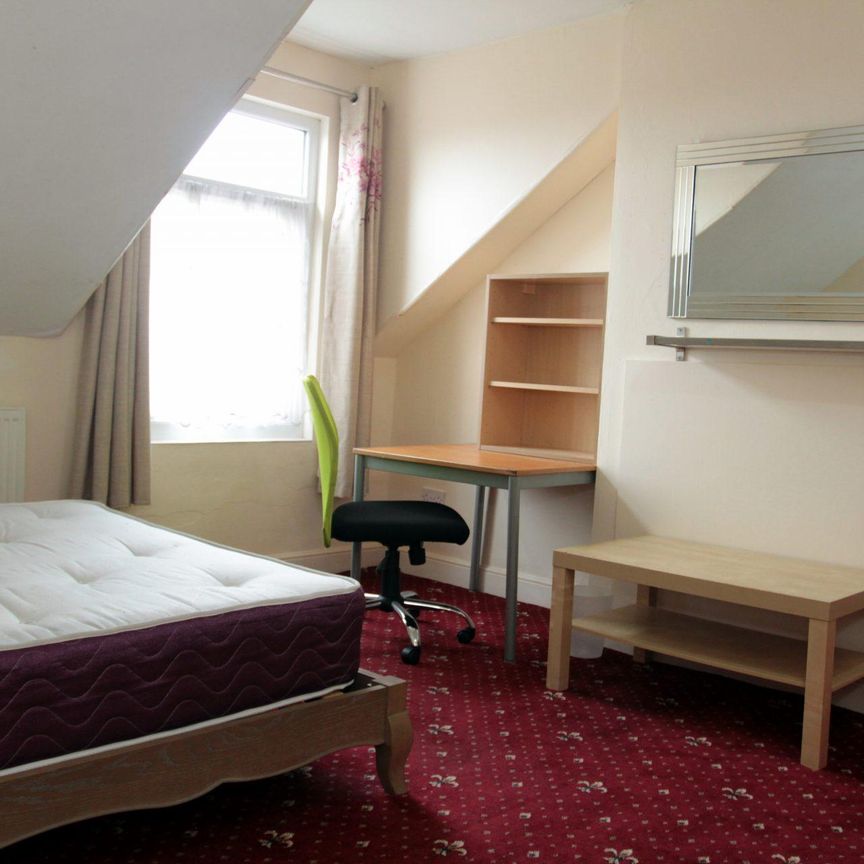 St Peters Road (4 bed) - Photo 1
