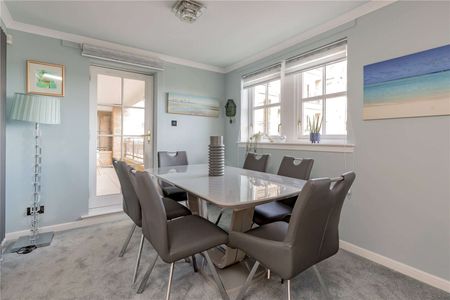 A fantastic two-bedroom apartment with views across the Firth of Forth, ideally located in North Berwick. - Photo 4