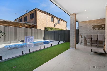 Four Bedroom Duplex with Pool - Photo 3