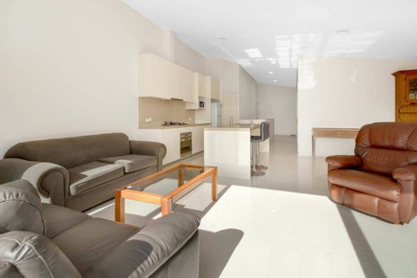 Fully furnished and low maintenance - Photo 1