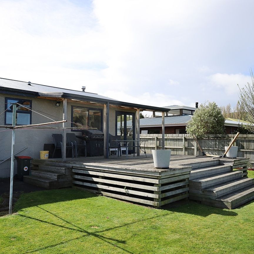 Country Living Made Easy – Sunny Home with Great Outdoor Space - Photo 1