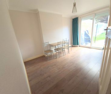 4 Bed Terraced House, Dimsdale Drive, NW9 - Photo 2