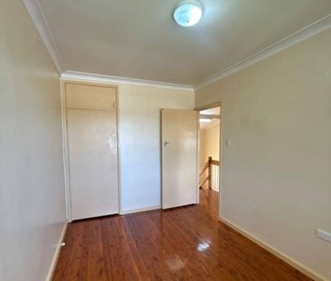 Spacious Unit - Near Holy Trinity School - Photo 4