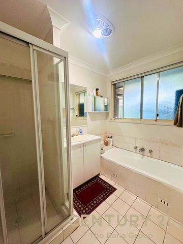 Spacious 3br House with 8.2kw Solar Panels, Gas Cooktop & Outdoor Kitchen Close to Penrith CBD - Photo 4