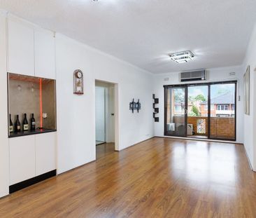 North-Facing Top-Floor 3 Bedrooms Retreat with Light, Space & Style - Photo 2