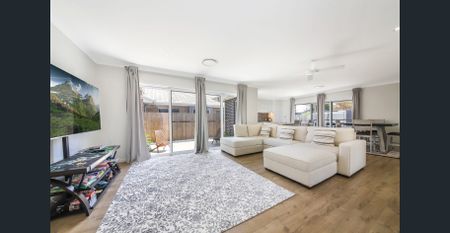 Modern living with convenience and energy efficiency - fully furnished with solar and EV charger! - Photo 2