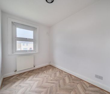 4 bedroom end of terrace house to rent - Photo 6