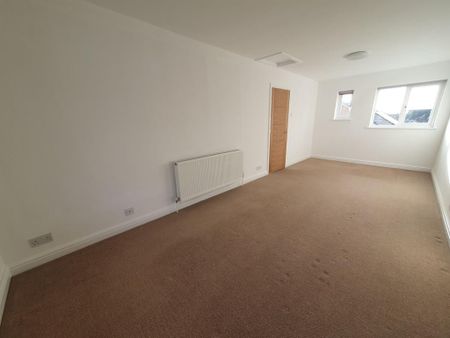 4 bedroom semi-detached house to rent - Photo 3