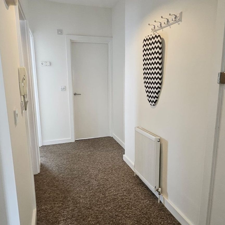 2 Bed Flat, Western Road, BN1 - Photo 1