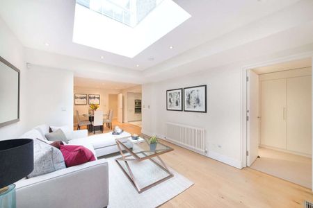 A beautifully refurbished apartment set on London's most premier garden square - Photo 4