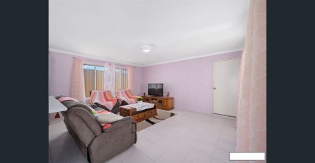 Available NOW. Location Location Location. 2-3min walk (save on parking fee and time) to Train Station. Shopping Centre & School 5min drive. - Photo 3