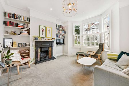 A lovely family home in the desirable Alphabet streets of Fulham within easy reach of Bishops Park and the River. - Photo 2