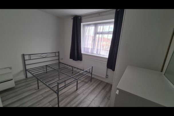 Room in a Shared House, Rayners Lane, HA2 - Photo 1