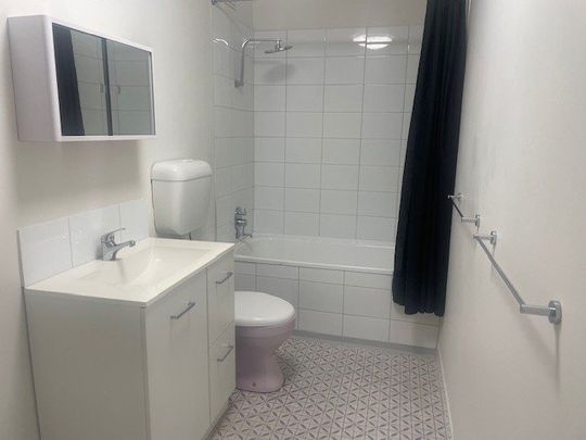 Tidy Two Bedroom Apartment - Photo 1