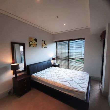 Cosy Viaduct Apartment with Carpark - Photo 2