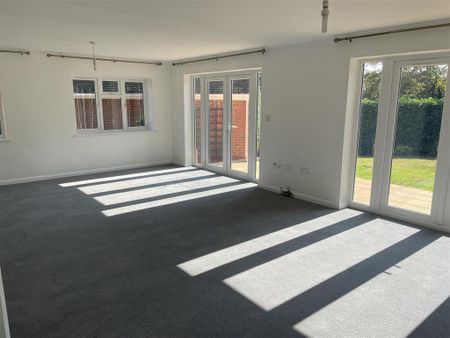 4 bedroom detached house to rent - Photo 3