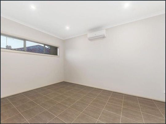 Modern Townhouse in Prime St Albans Location - Photo 1