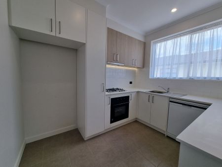 Bright & Fresh Renovated Flat - Photo 4