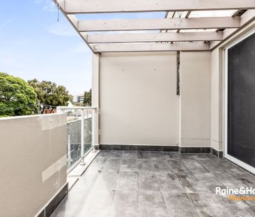 SPLIT LEVEL TWO BEDROOM APARTMENT WITH STUNNING DISTRICT VIEWS. - Photo 5