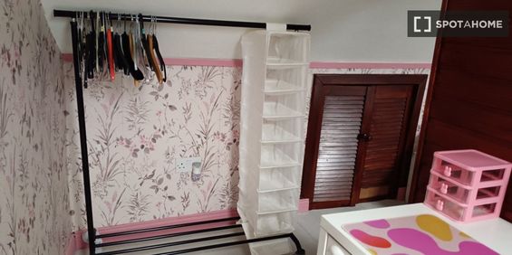 Tidy room for females in 2-bedroom house Dublin - Photo 3
