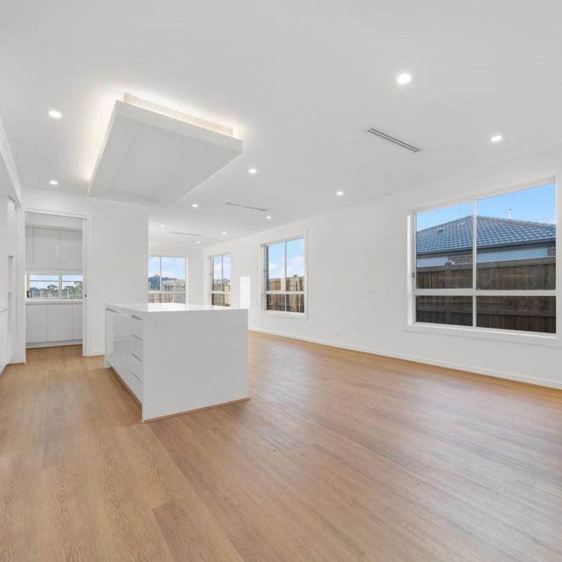 Unique Layout with 3 Ensuites - Perfect for Families or Shared Living! - Photo 1