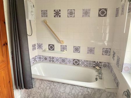 2 bedroom end of terrace house to rent - Photo 5