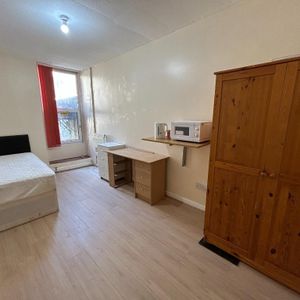 1 bedroom in a house share to rent - Photo 2