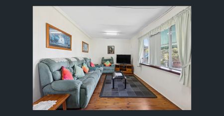 Perfect for families seeking comfort and convenience, really nice and presentable and located within a selective school zone. - Photo 5