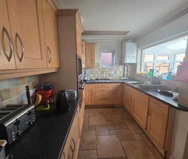 1 bedroom in a house share to rent - Photo 3