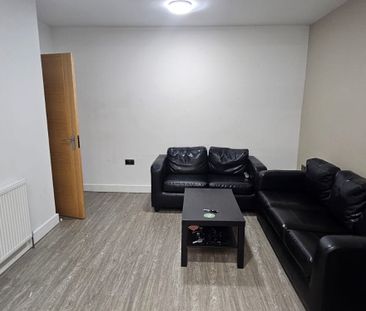 10 Bed - 18 Ash Crescent, Headingley, Leeds - LS6 3LE - Student - Photo 5