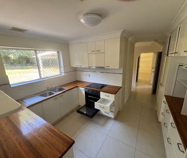 Aspley house 4 Bedroom big yard all aircons available now - Photo 6