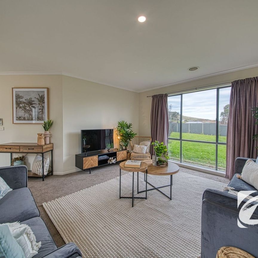 SPACIOUS 4 BEDROOM FAMILY HOME - Photo 1