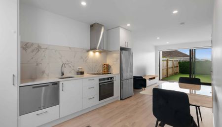 Modern Townhouse with 2 Bathrooms + Carpark - Photo 3