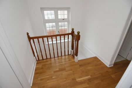 Edenfield Gardens, Worcester Park - Photo 3