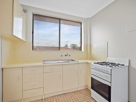 Conveniently Located, Bright And Spacious Two Bedroom Apartment With Parking, Only Moments To Dulwich Hill Train Station And Light Rail - Photo 2