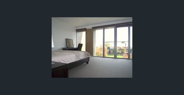 Spacious and luxurious townhouse! - Photo 1