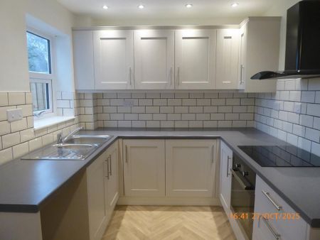 2 bedroom terraced house to rent - Photo 2