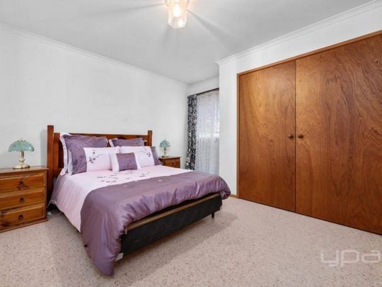 15 Paterson Court, BROOKFIELD - Photo 1