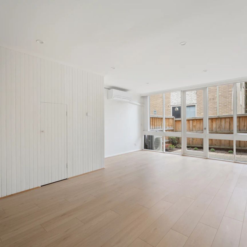 Sun-Filled Modern Townhouse with Stone Kitchen and Private Courtyard in Prime Camberwell Location - Photo 1