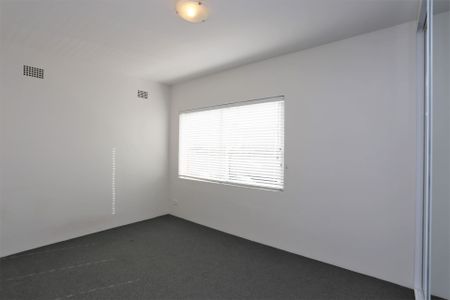 Large two bedroom apartment with double garage - Photo 5